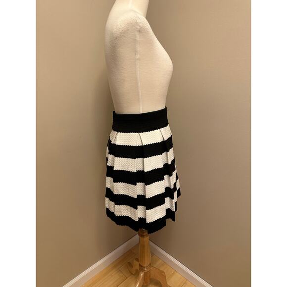 Pure Sugar Pleated Back Zip Stretch Waist Black Striped Textured Skirt Sz Large - Picture 3 of 6
